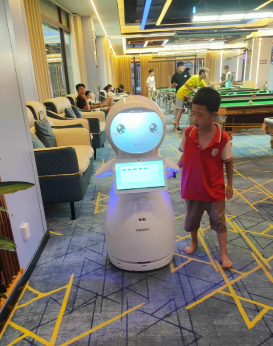 广西名仕台球俱乐部，使用“小雪迎宾机器人...