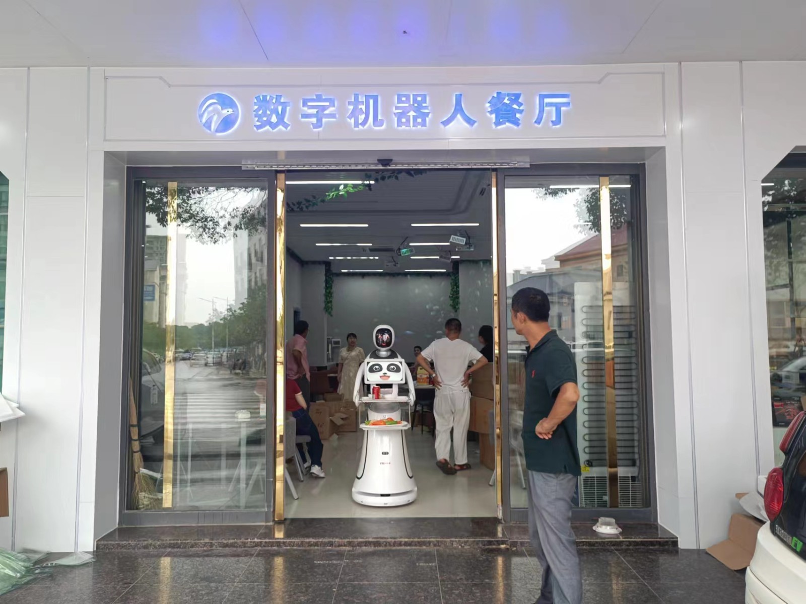 送餐+迎宾二合一的机器人 打造数字机器人...