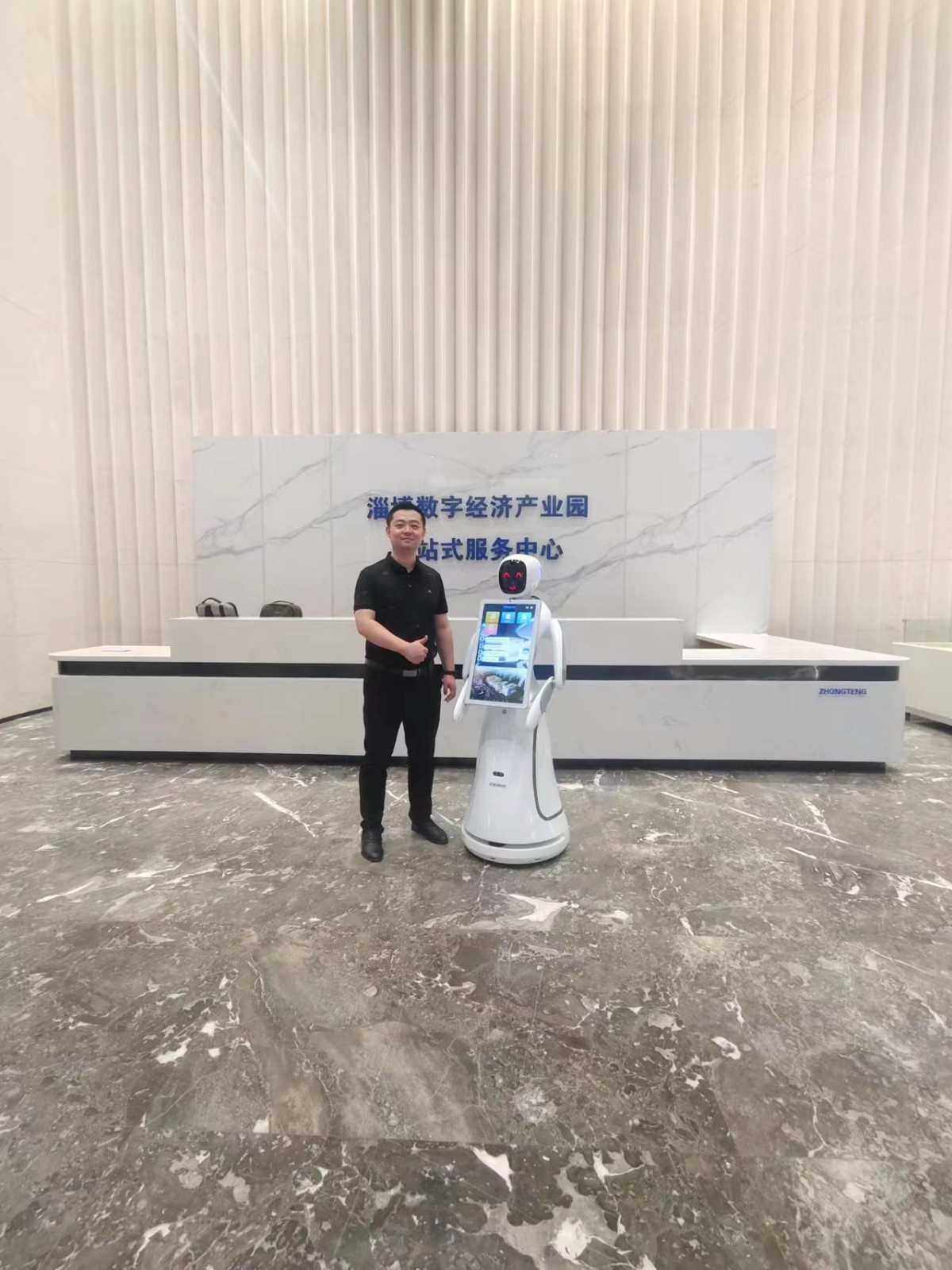 淄博数字经济产业园：艾米AI服务机器人引...