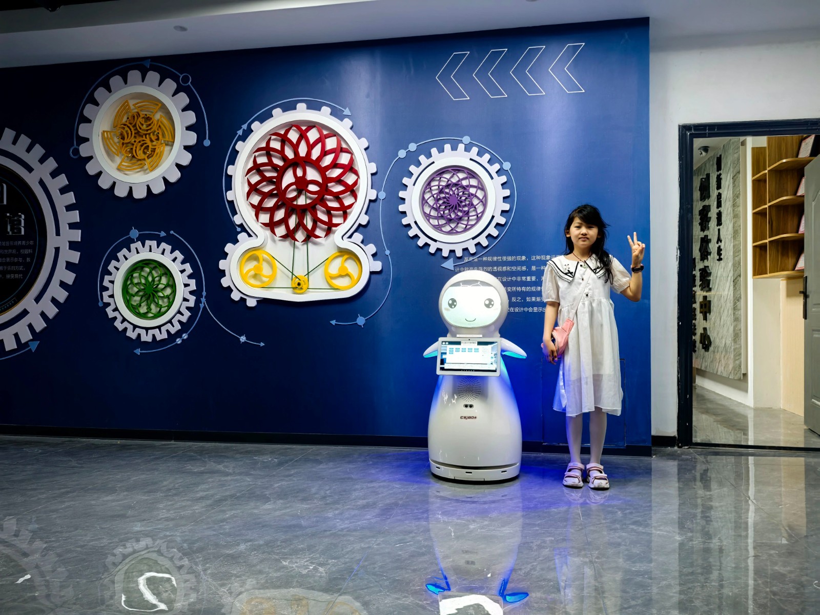 邯郸展览路小学科普新纪元：小雪机器人引领...
