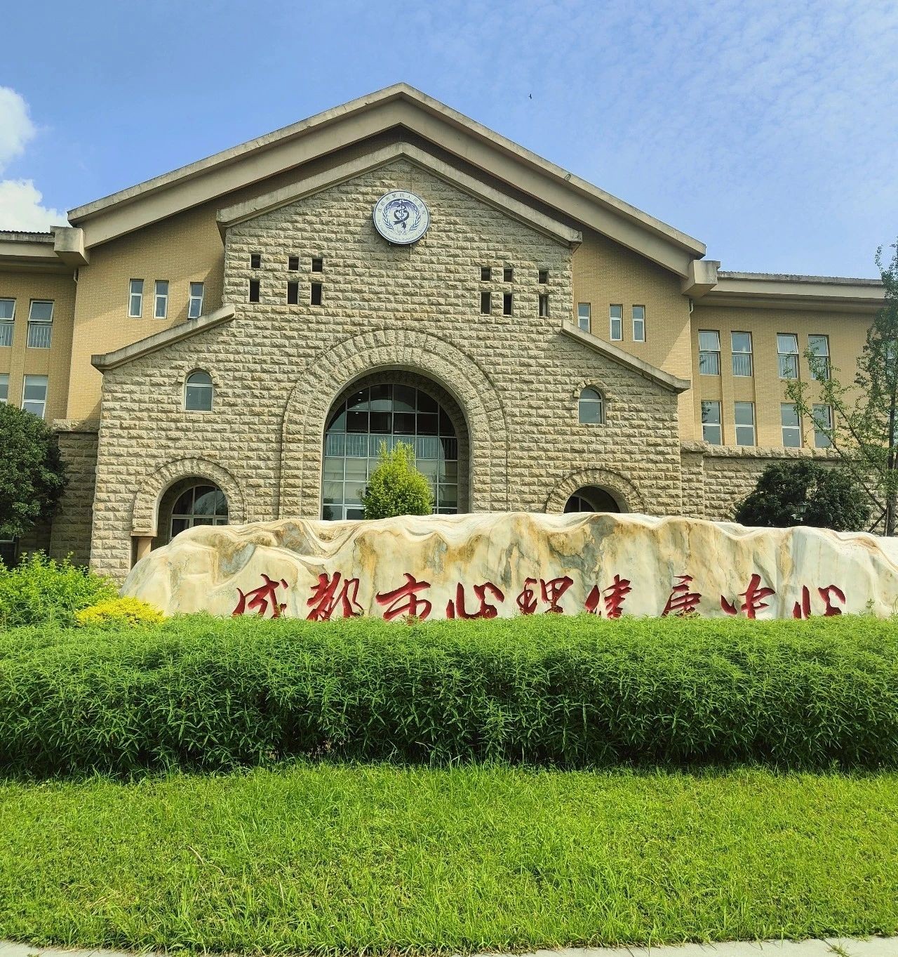 智能温情，艾米迎宾机器人引领未来医疗新体...