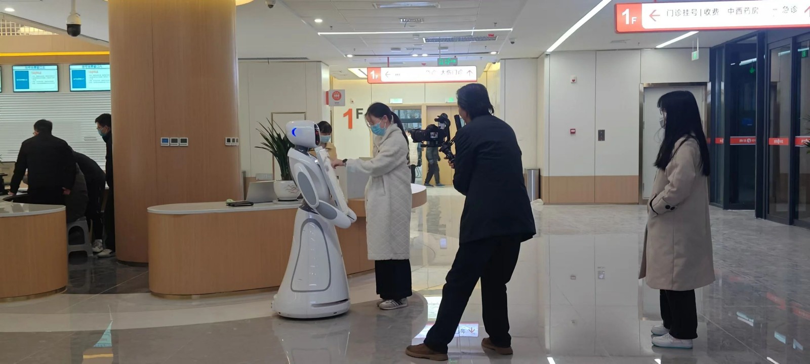 商洛市中医医院引入米乐m6艾米机器人，重塑...
