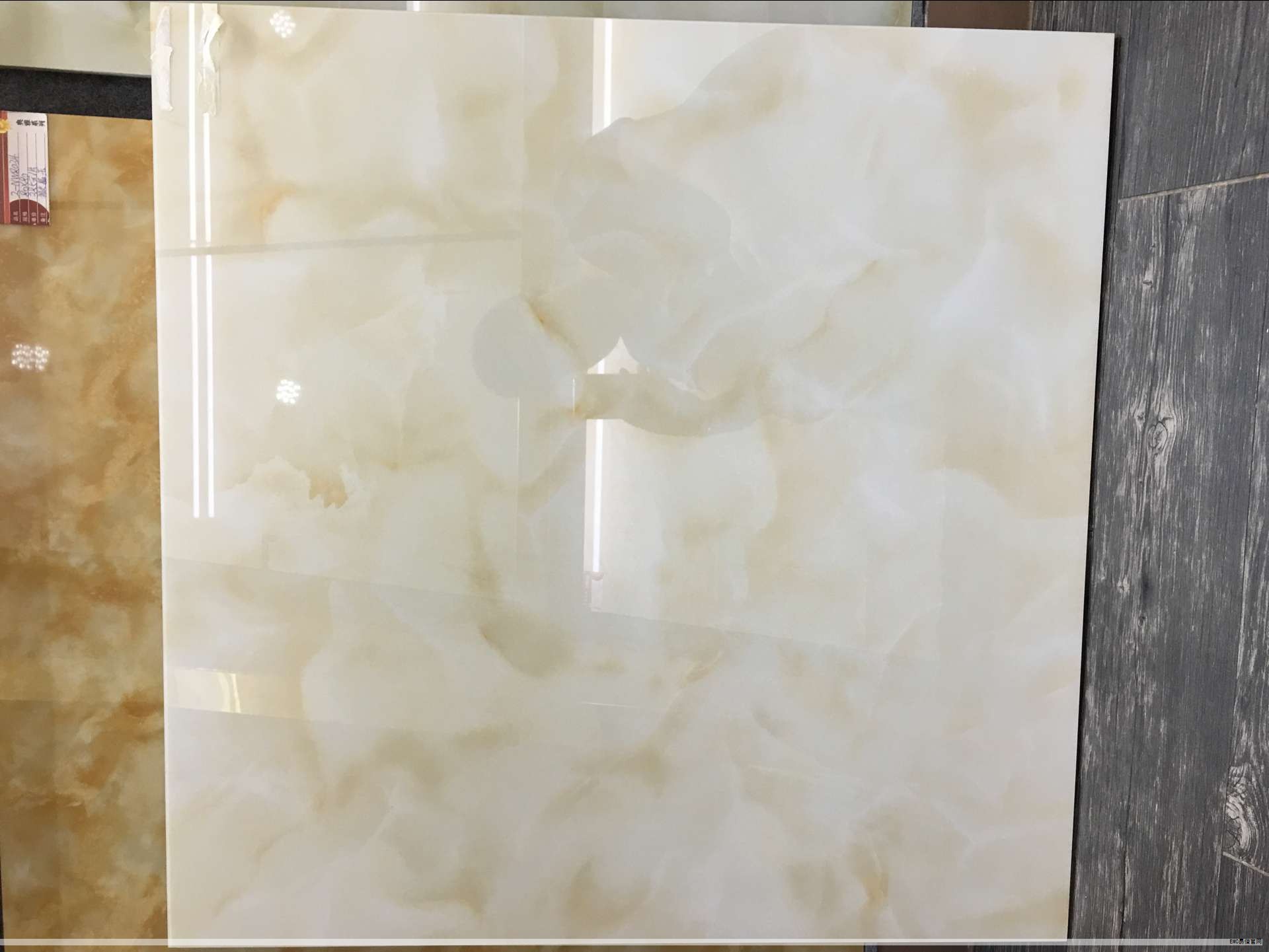 化妆品研发到底在做什么？其实这是把科学和创意融合的过程。不是简单拼凑配方，而是在洞察肌肤需求的前提下，挑选合适的原料、设计合理的组合，并通过严格的验证确保效果与安全并存。