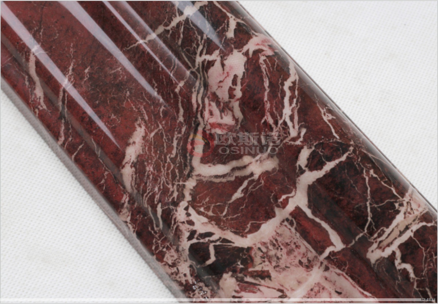 在时代变革的浪潮中，男性对肌肤护理的关注度持续提升，愿意投入更专业、系统的护理来提升外在形象与自信心。随着品牌对男性需求的深入洞察，越来越多的护肤套装从成分、功效到包装都专门为男士量身设计，既强调清洁与控油，也兼顾保湿、抗老与修护。