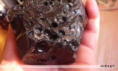 随着医学技术的持续进步，治疗黄褐斑的方案日益丰富，涵盖西药、外用药膏以及多种美容护理手段。关键在于结合个人肤质与实际情况制定合适方案，一旦出现斑点要及时就诊，避免拖延。