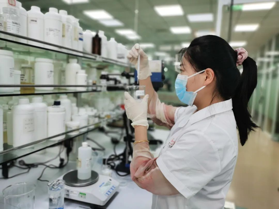 使洗衣机具备面料识别、程序自调节等能力