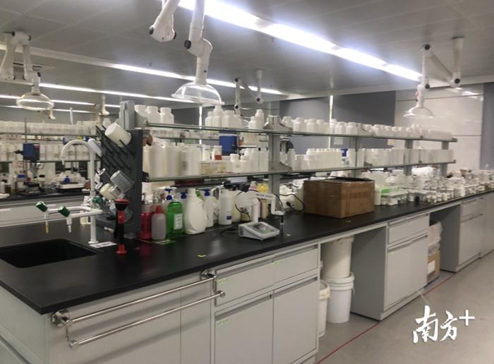 原料投料、反应进程、纯化精度、能耗指标等参数实时更新