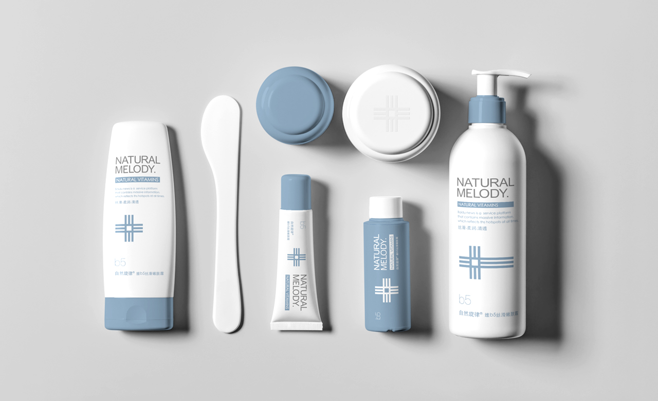 布景充满灯笼、春联、中国结等传统元素