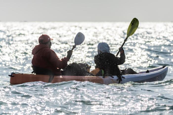 10岁女孩携手17岁搭档创纪录 成功跨越琼州海峡挑