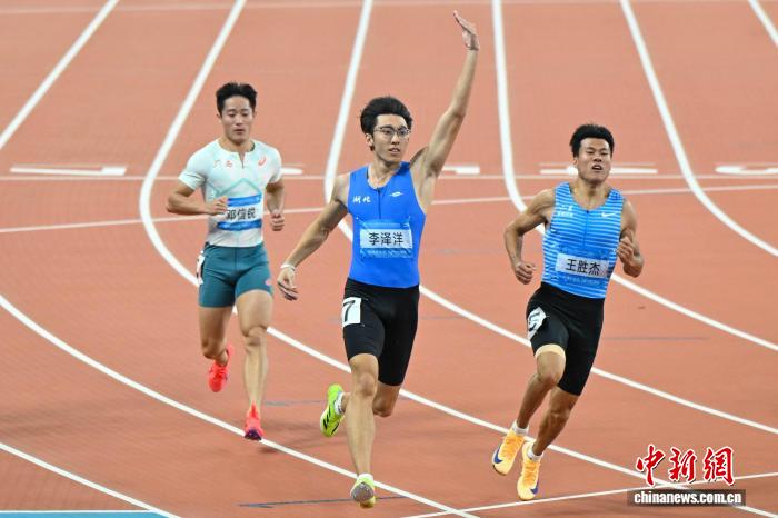 新科百米飞人李泽洋全运夺冠 中国短跑传承开启