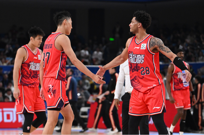 广厦客场力克广州终结两连败 阿联27+9助球队逆转